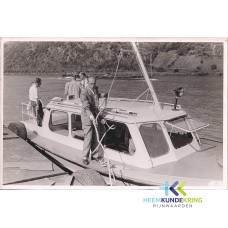 1955 Oberspay Duitsland Schotell-werf Ophalen van de Douaneboten Gerrit van der Laag legd de boot vast Coll. HKR geschonken door H. vd Laag